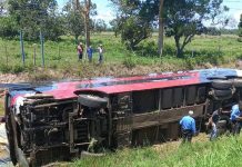 Ônibus tomba na BR-364, em Rondonópolis (MT), e deixa 10 feridos