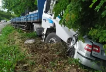 Colisão frontal entre carreta e carro mata quatro na BR-116, em Minas