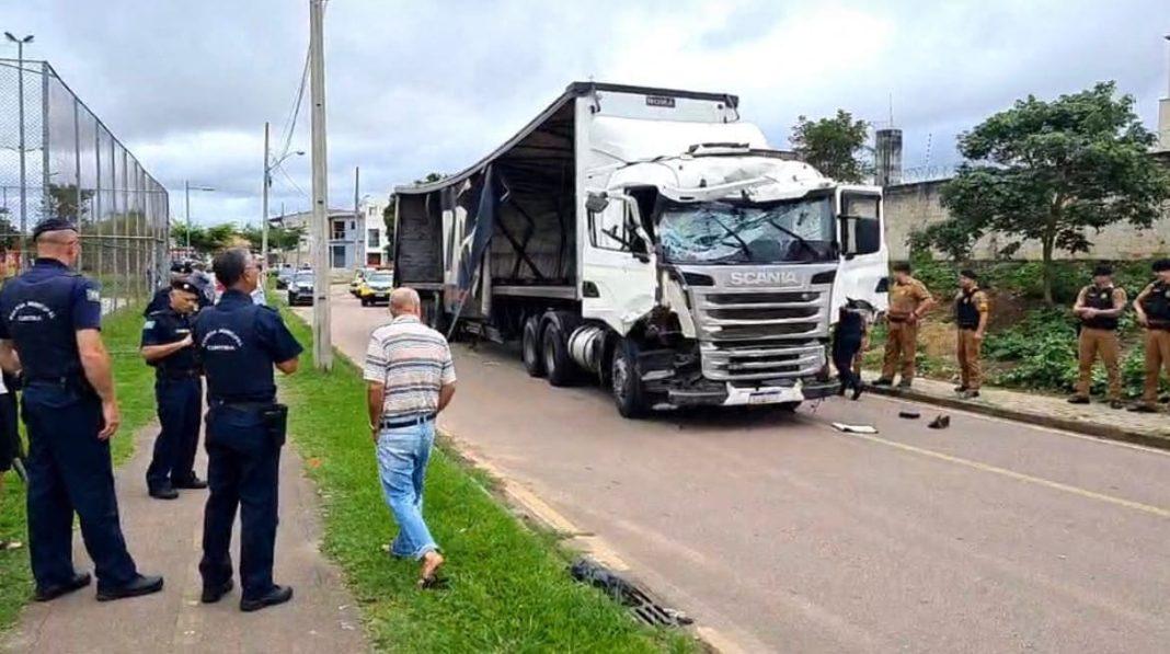 Caminhoneiro parou após colidir com inúmeros veículos (1)
