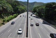 Concessionária realiza limpeza em rios e na rede de drenagem na Linha Amarela, no RJ