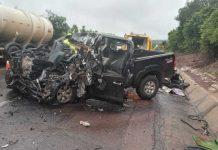 Duas pessoas morrem na BR-163 em colisão de camionete e carreta, em MS