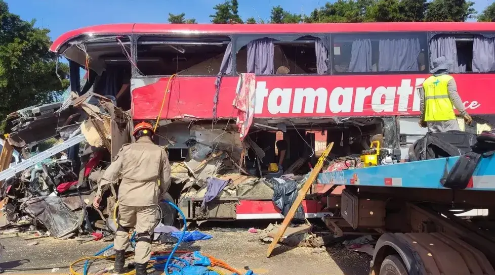 Ônibus com torcedores do Corinthians sofre acidente e deixa 7 mortos