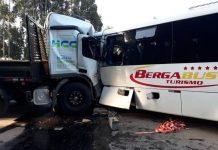 Acidente entre micro-ônibus e caminhão na RS-423 deixa mulher morta e 17 feridos, no RS