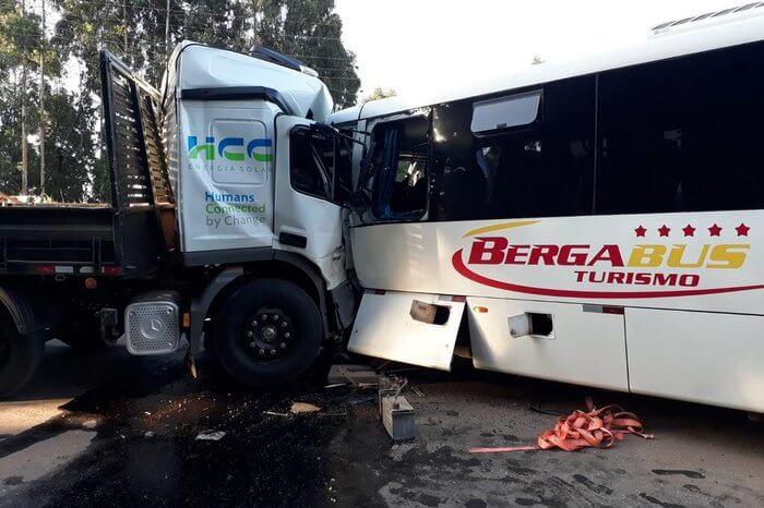 MG: acidente entre caminhão e micro-ônibus mata 14 pessoas