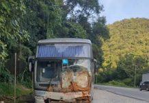 Ônibus da Reunidas em velocidade mais que o dobro do permitido choca em barranco na SC-418 e deixa feridos