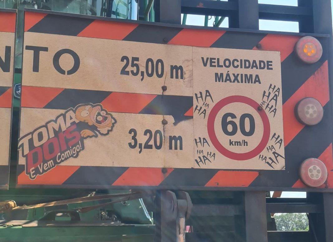 Caminhoneiro drogado com adesivo estimulando uso de drogas Caminhoneiro estimula o uso de drogas e abuso da velocidade