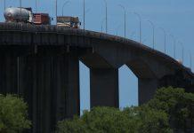 Obra na ponte sobre o Canal São Gonçalo na BR-392 altera tráfego no local