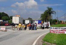 Moradores fazem manifestação no km 280 da BR-116, em Embu das Artes (SP)