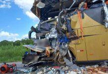 Colisão entre ônibus e carreta deixa pelo menos 8 mortos na BR-174/MT