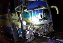 Ônibus ‘cheio’ de multas por excesso de velocidade bate em caminhão e 4 ficam feridos, na BR-060, em GO