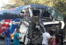 Ônibus da Arte Turismo bate em carreta na BR-251 e oito ficam feridos, em Minas