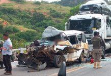 Um morre e 13 ficam feridos em engavetamento com carretas, van e utilitário na BR-381