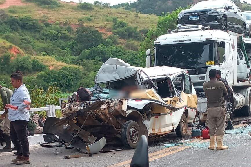 Engavetamento entre carreta-cegonha, caminhões e moto deixa uma