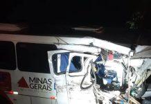 Duas passageiras morrem em colisão de micro-ônibus e caminhão na MGC-401