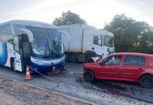 Colisão frontal entre ônibus e carro mata um homem, na RS-118, em Viamão