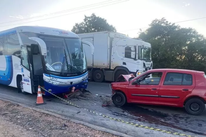 Colisão frontal entre ônibus e carro mata jovem de 24 anos em Erechim