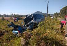 Colisão entre micro-ônibus e carro na SC-108 deixa um morto e um ferido grave, em Criciúma