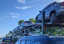 Carreta-cegonha é flagrada na BR-101, na Bahia, com Fiat Uno roubado