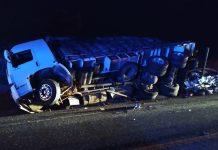 Colisão entre caminhão e carro mata cinco pessoas da mesma família na BR-135, em Corinto (MG)