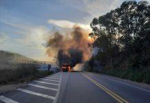 Ônibus pega fogo na BR-381, em Sabará (MG), e rodovia fica interditada