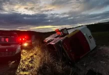 Motorista da Real Expresso perde controle e tomba ônibus na GO-118; seis ficam feridos