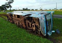 Ônibus tomba na Washington Luís (SP-310) e deixa 11 passageiros feridos