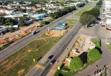 Serviços em passarela em construção na BR-060 alteram o tráfego, em Abadiânia (GO)