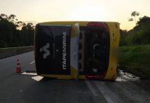 Ônibus da Itapemirim atropela cavalo e tomba na BR-101, no Rio; cavaleiro morre