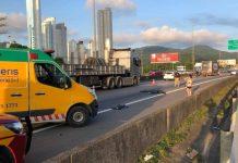 Vídeo: Dois motoqueiros morrem em acidente envolvendo carreta na BR-101, em SC