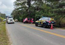 Micro-ônibus da Secretaria de Saúde Mallet (PR) bate em árvore e deixa feridos