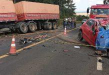 Colisão de carro com carreta bitrem na PR-438 deixa 2 mortos e 1 ferido
