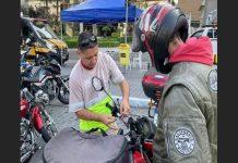 Motoqueiros recebem orientações sobre segurança, em Sorocaba (SP)