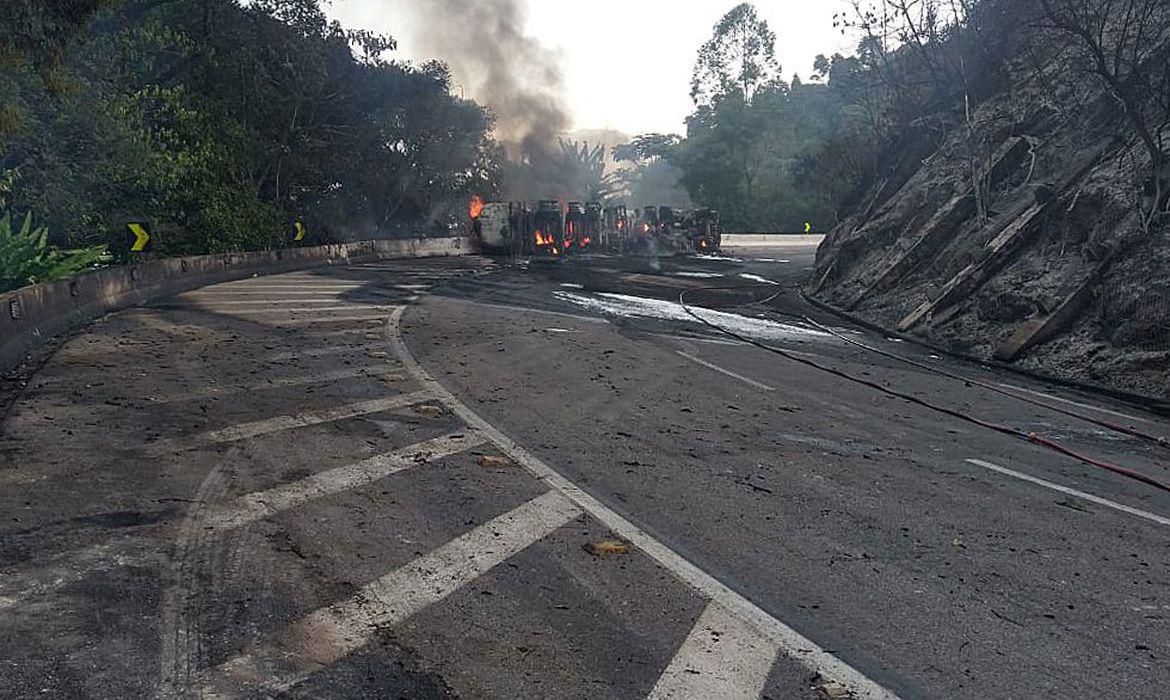 Carreta tombou e caminhoneiro morreu queimado na BR040