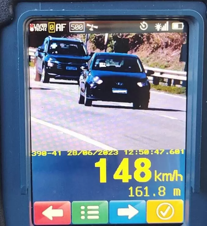 Carro de luxo é flagrado a 208 km/h na BR-101 em SC; velocidade é