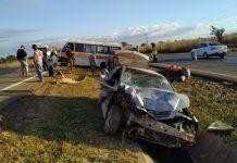 Micro-ônibus escolar e carro batem na BR-040, em Luziânia (GO), e deixam vários feridos