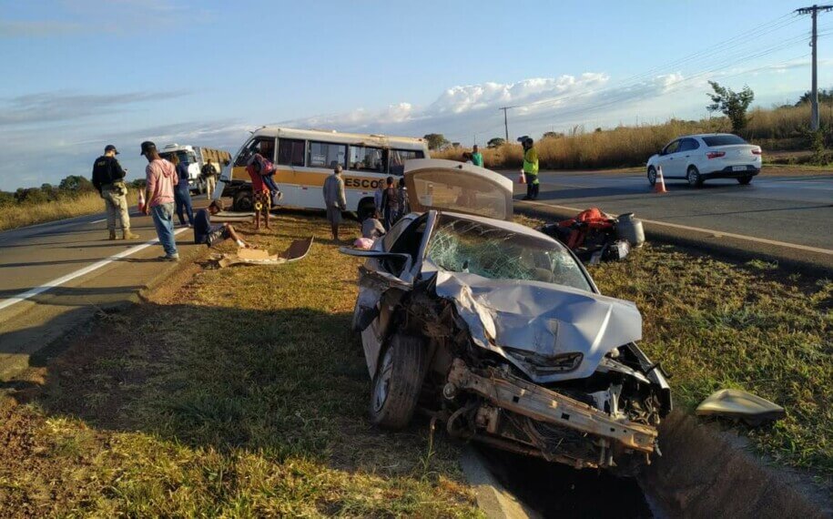 MG: acidente entre caminhão e micro-ônibus mata 14 pessoas