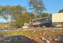 Ônibus irregular bate em caminhão-baú na BR-135 e deixa 3 mortos e 34 feridos, em Minas