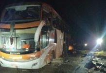 Ônibus da Real Maia bate em carreta na BR-153 e deixa três mortos, no Tocantins