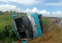 Ônibus da Progresso tomba na PE-075, em Goiana, e deixa feridos