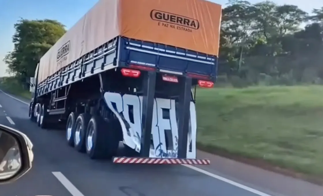 Caminhao vendendo arqueado uma scania