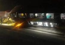 Ônibus da Util tomba no canteiro central da Fernão Dias, em Três Corações (MG)