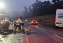 Colisão de carro com ônibus deixa 2 mortos e 1 ferido grave na PR-182, em Francisco Beltrão