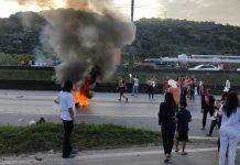 Protesto interdita totalmente a Régis Bittencourt, em Itapecerica da Serra (SP)