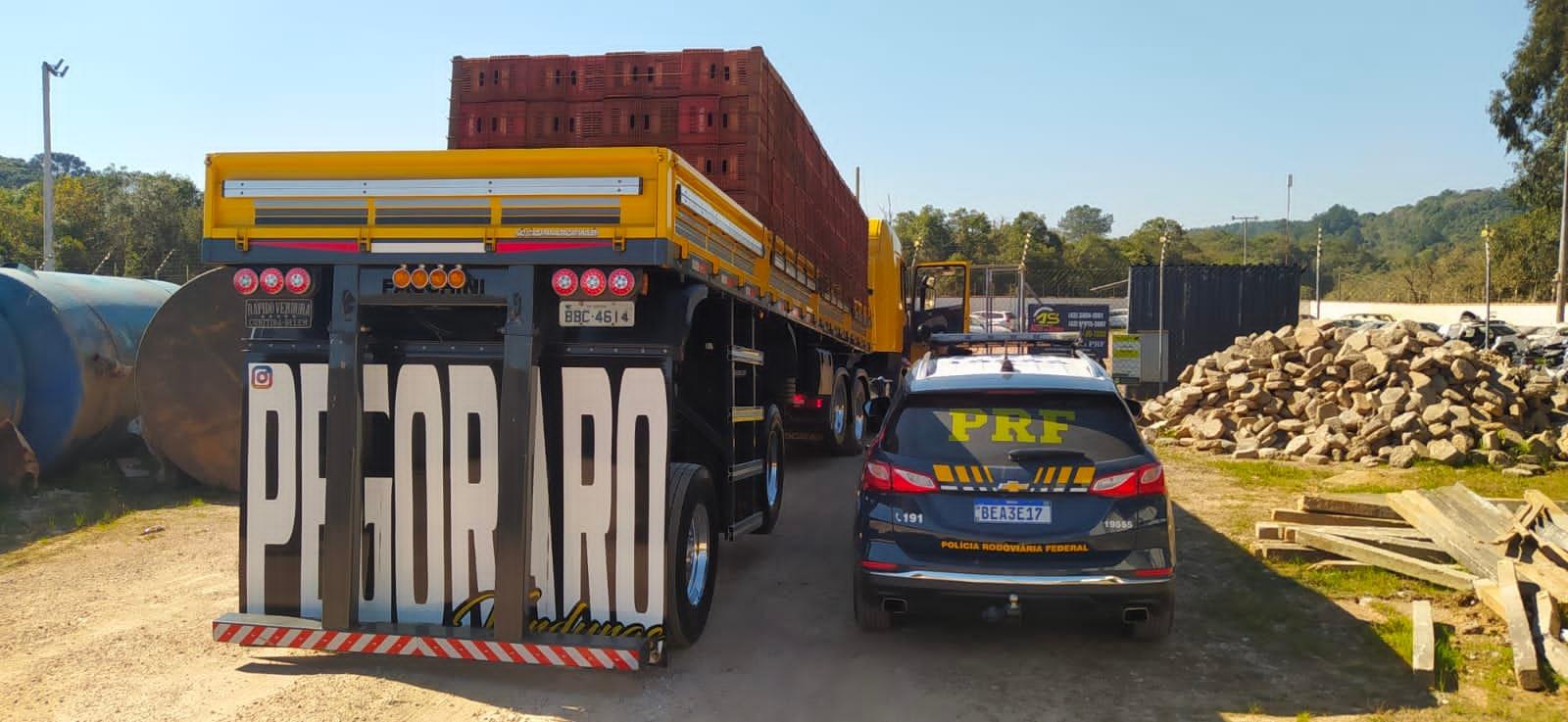 Caminhoneiro famoso rifa caminhão arqueado com 17 multas e 87 pontos