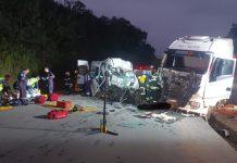 Acidente entre van e caminhão deixa 3 mortos na BR-470, em Santa Catarina