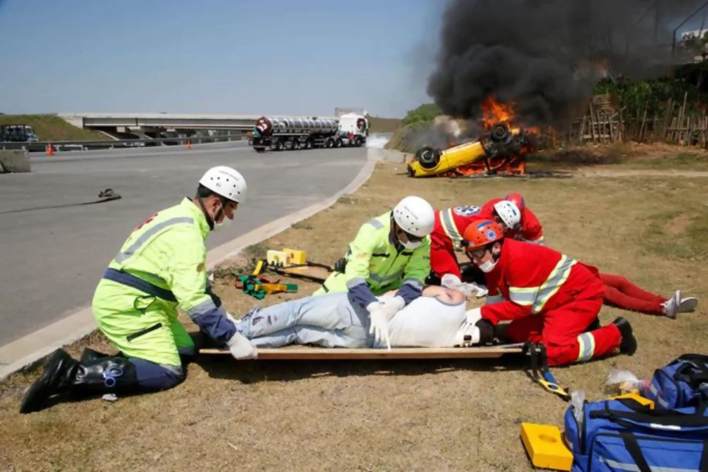 Ecopistas realiza simulado de acidente com produto perigoso na Carvalho Pinto (SP-070)