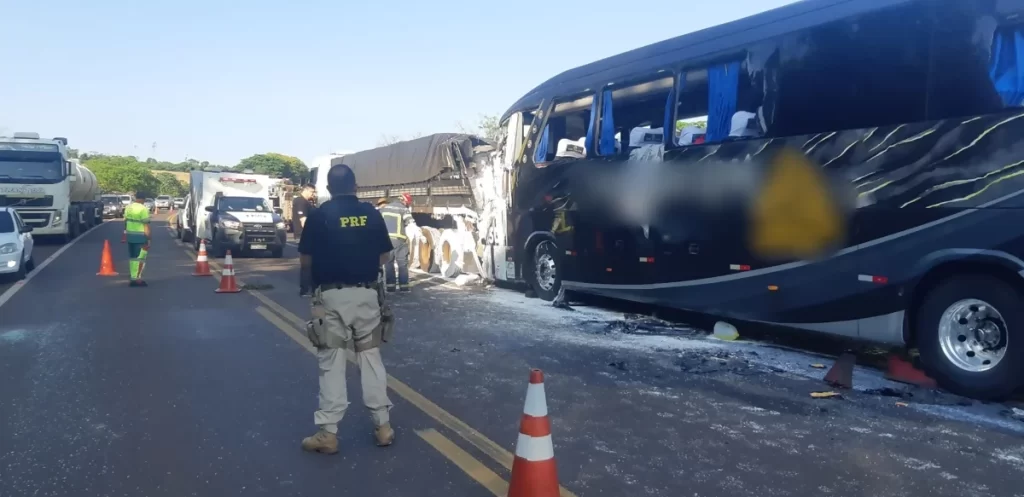 Ônibus bate na traseira de carreta na BR-369, no PR, e motorista morre