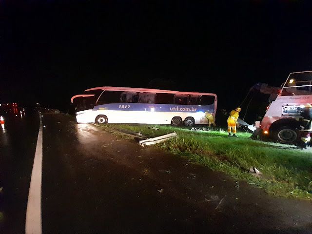 Ônibus da Guanabara (Útil) sai da pista na Dutra e deixa ao menos 9 feridos Ônibus da Guanabara (Útil) sai da pista na Dutra e deixa ao menos 9 feridos