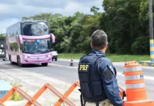 Fiscalização da PRF na Bahia flagra desrespeito à Lei do Descanso e ao transporte de passageiros