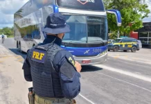 PRF apreende ônibus clandestino com carga ilegal avaliada R$ 1milhão